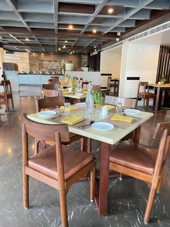 Paradigm Sarovar Portico Kākināda Exteriör bild
